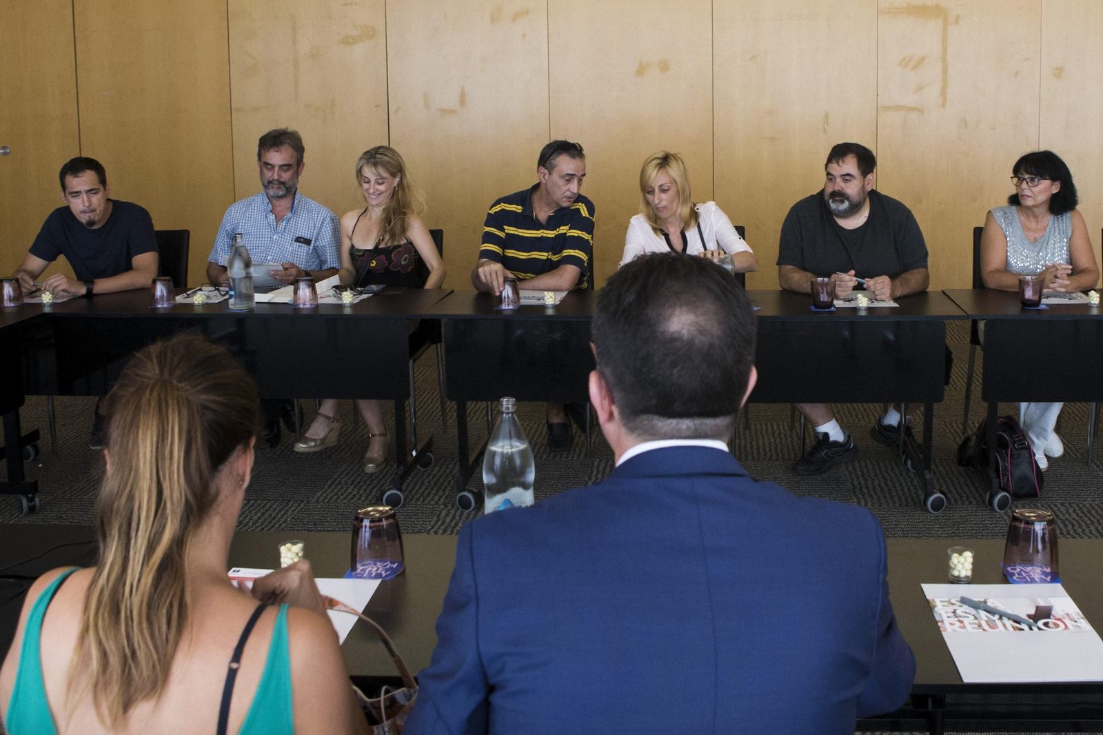 Miembros del comité de huelga y representantes de la dirección de Eulen, durante la reunión.
