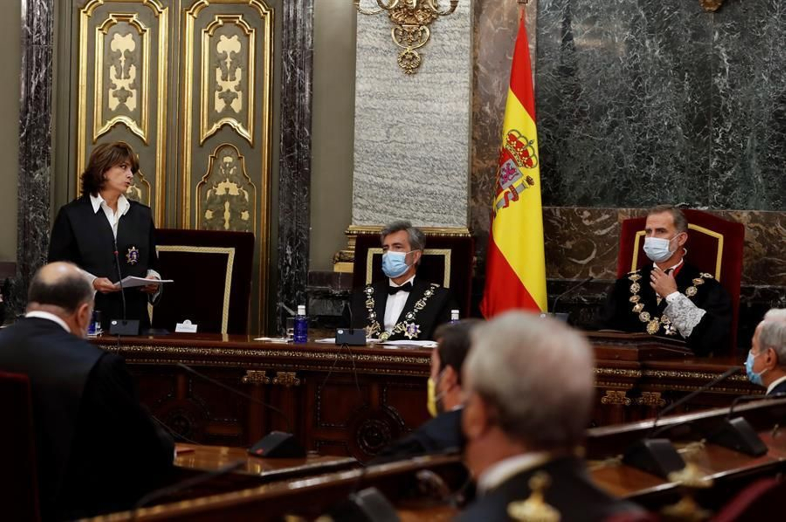 La fiscal general del Estado, Dolores Delgado, interviene en presencia del rey Felipe VI (d) y del presidente del Consejo General del Poder Judicial (CGPJ), Carlos Lesmes (c)
