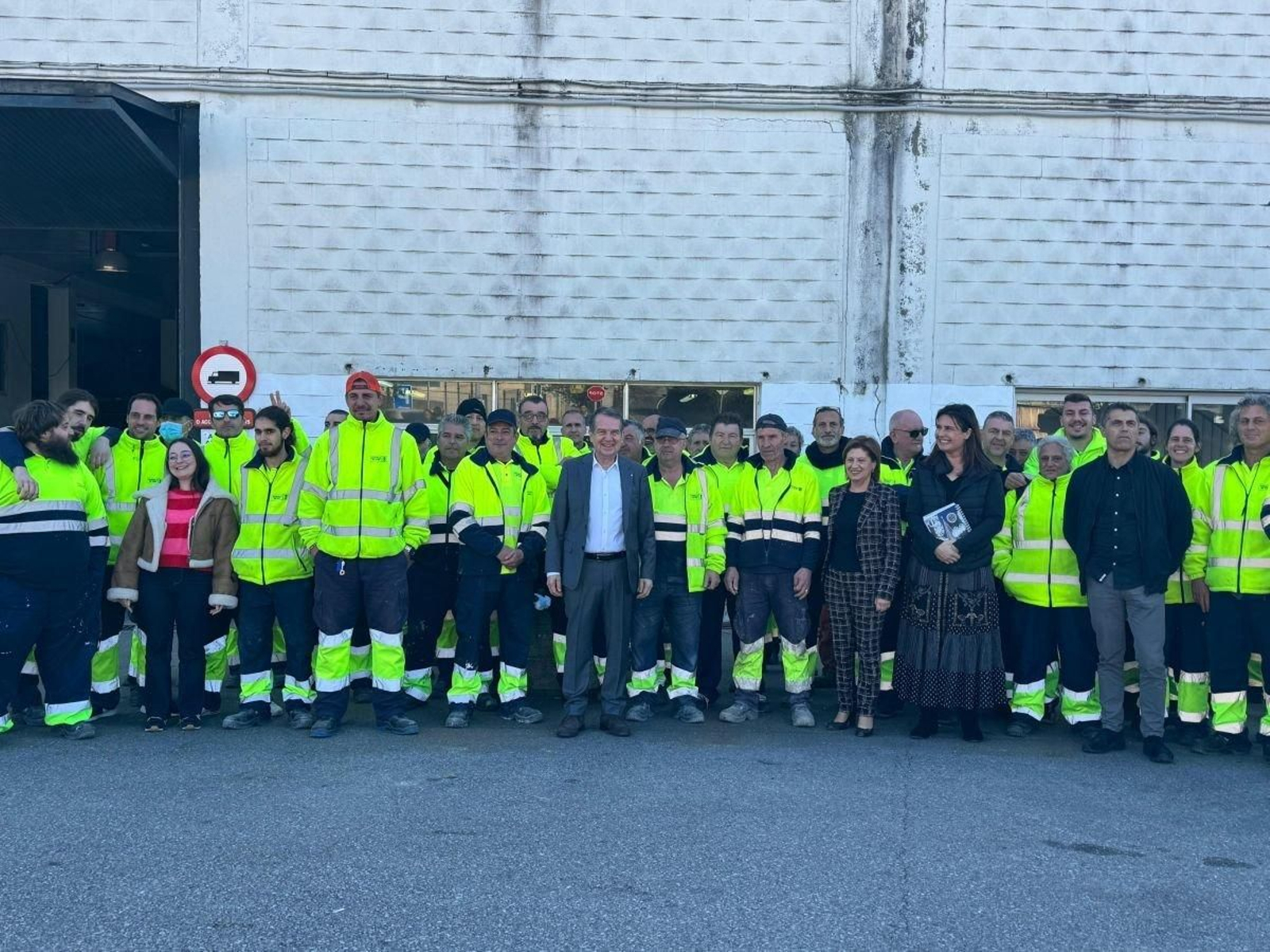 Abel Caballero visitó a los participantes en el programa en el parque de servicios de Lavadores.