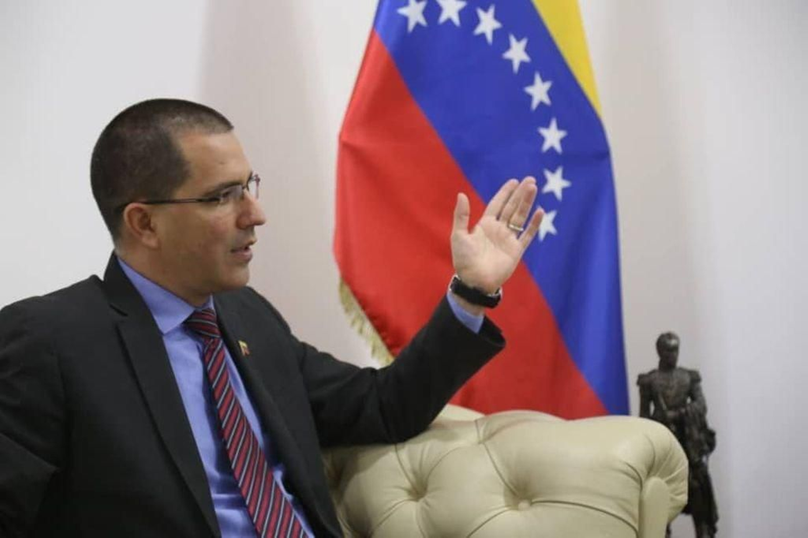 El cánciller de Exteriores de Venezuela, Jorge Arreaza, en su despacho de Caracas hablando de su pasado como vigués.