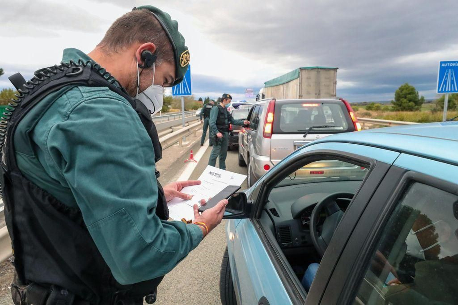 Control de la Guardia Civil en los accesos a Zaragoza.