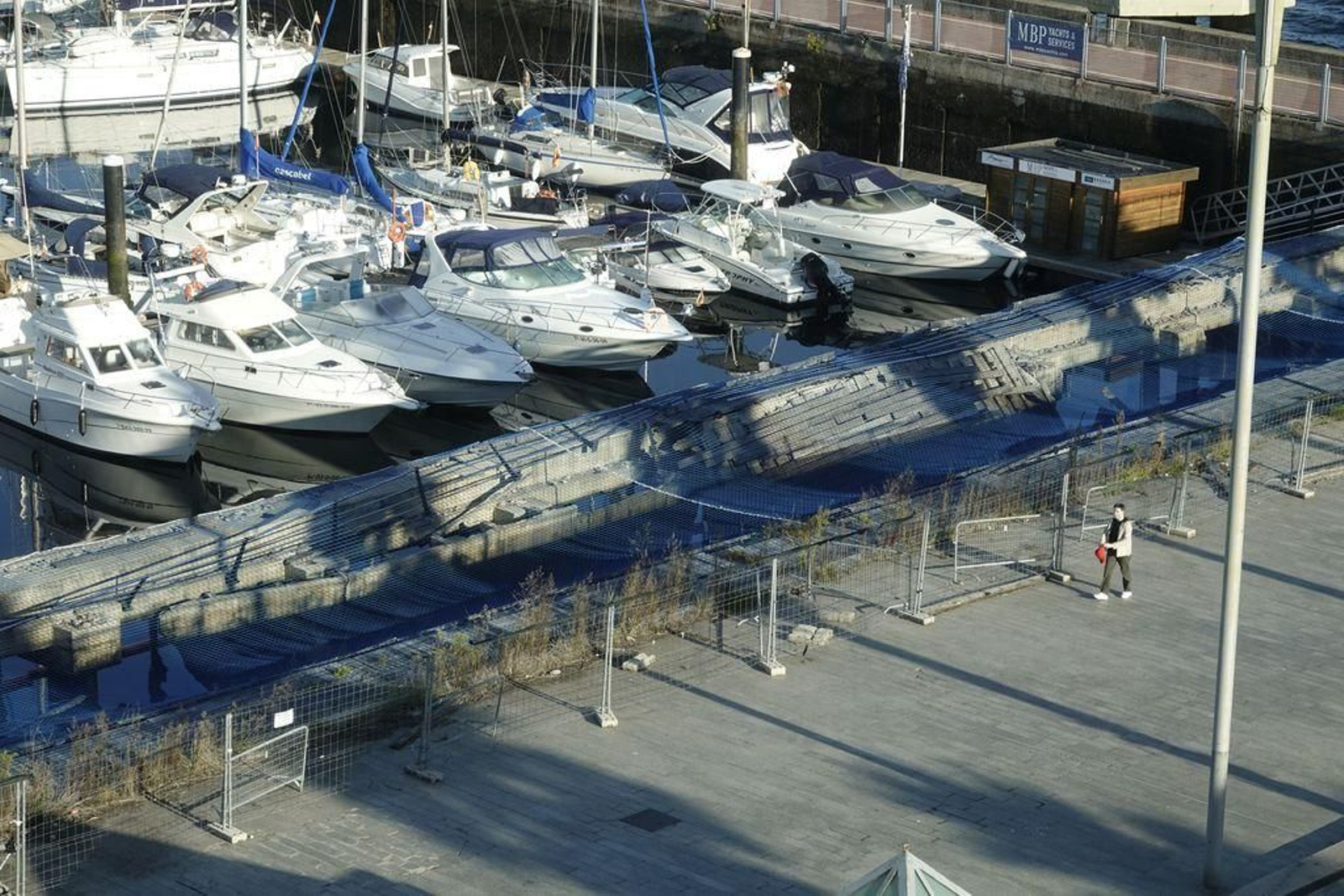 El paseo de madera espera turno