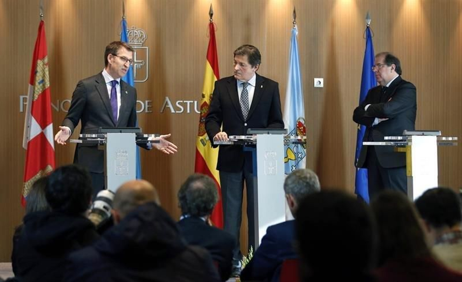 El presidente del Principado de Asturias, Javier Fernández (c),con los presidentes de la Xunta de Galicia y de la Junta de Castilla y León, Alberto Núñez Feijóo (i) y Juan Vicente Herrera (d)