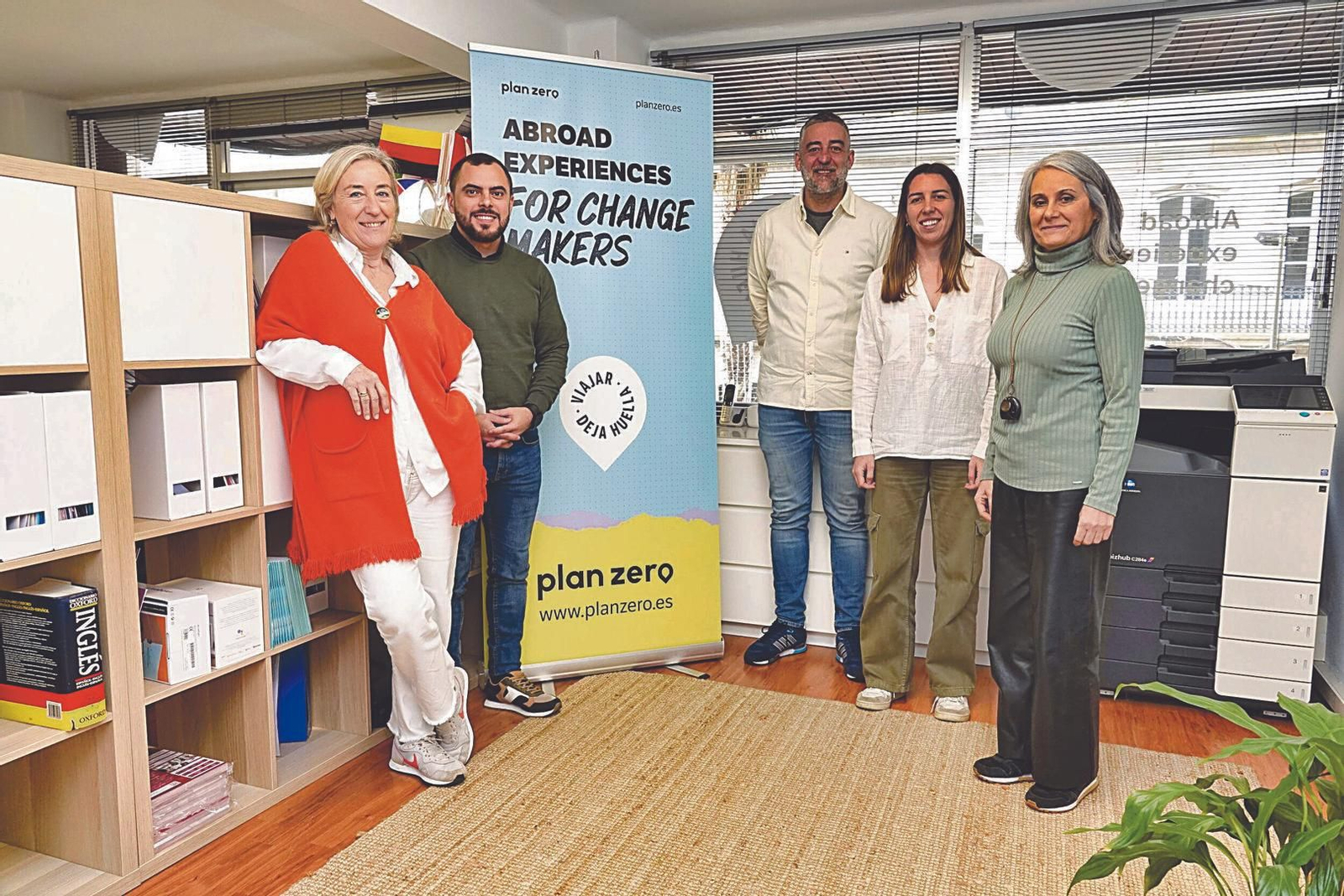 Pablo Fernández (3º izq), con el equipo de Plan Zero en sus instalaciones en el centro de Vigo.