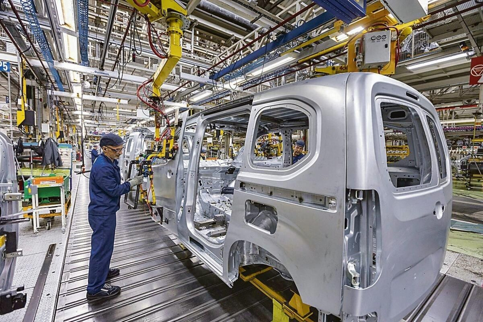 La de Balaídos es una de las pocas fábricas biflujo, con dos líneas de producción.  En la foto, la de las furgonetas.