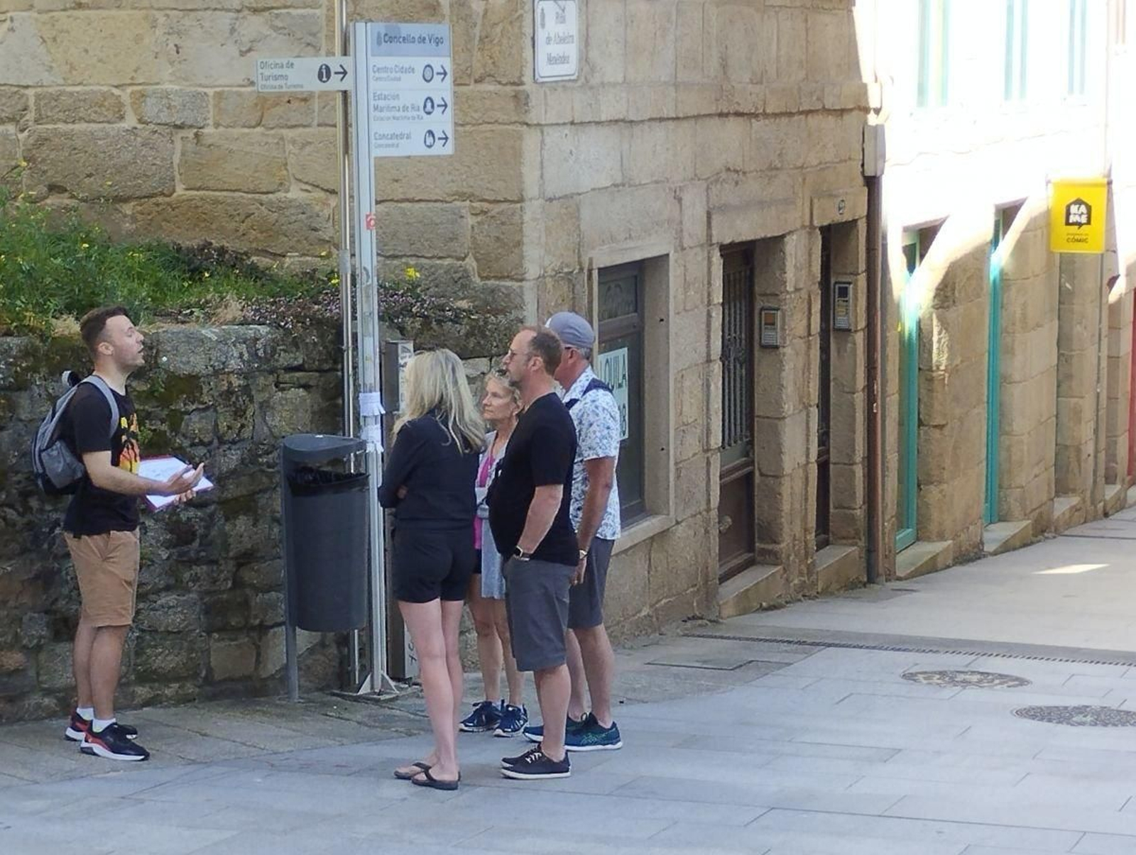 Turistas británicos con un guía recorriendo ayer las calles del Casco Vello Alto.