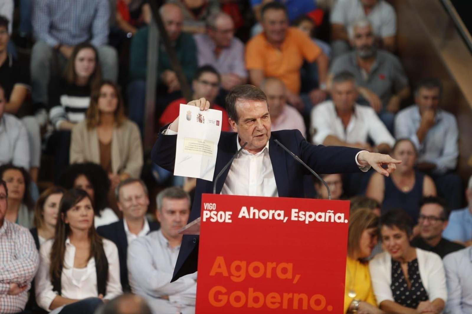 Caballero con una copia del BOE sobre el AVE a Vigo,