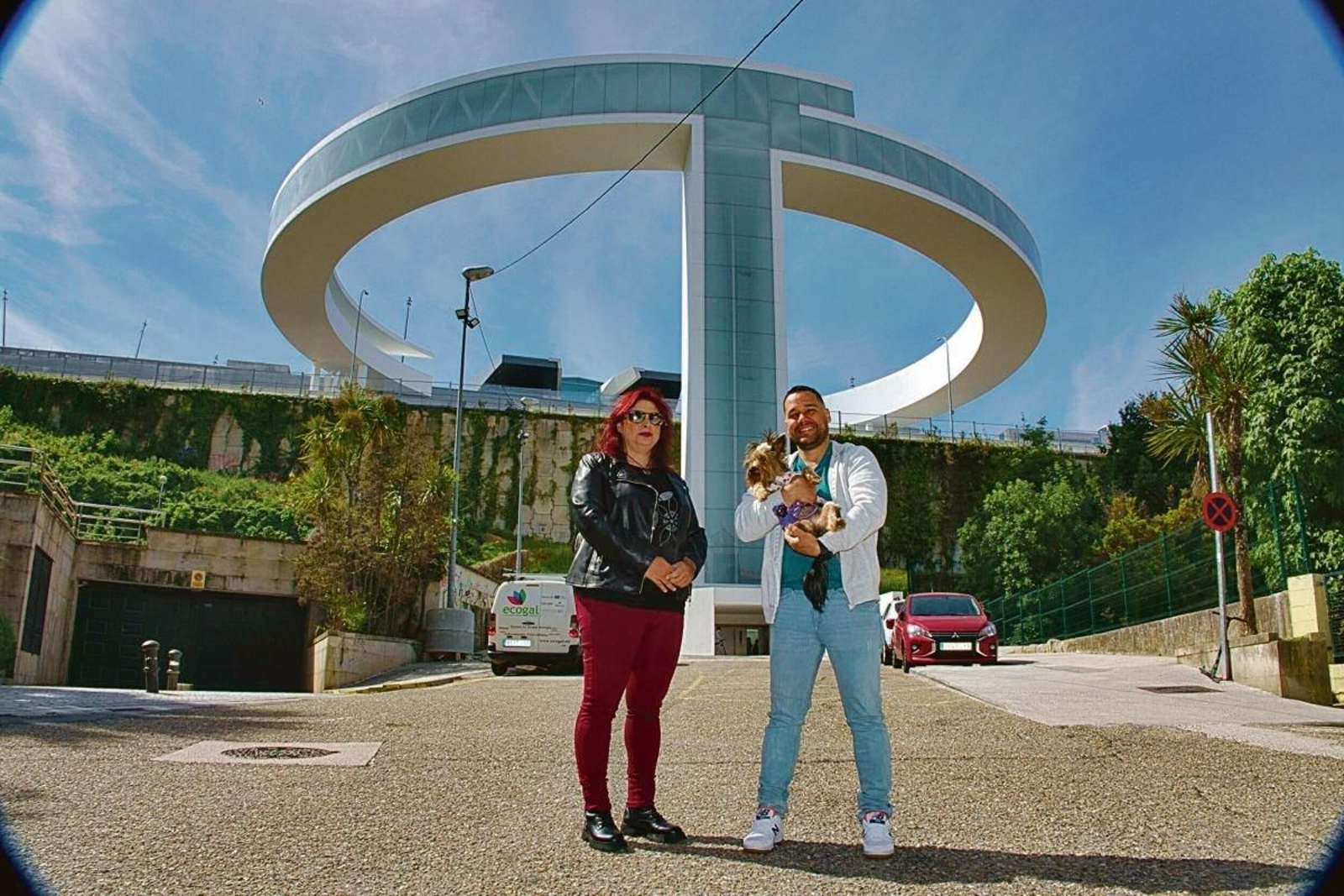 Soledad Dosil y Robert Alejandro Hernández, en Vigo con el Halo al fondo.