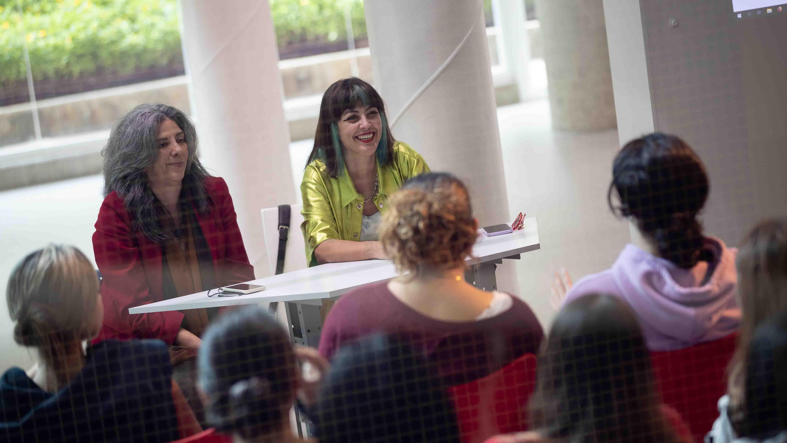 La artista española, Ana Barriga, en la presentación de su exposición "Saca el Pecho" en el centro cultura de la Universidad Católica Andrés Bello (UCAB), en Caracas (Venezuela). EFE/ Rayner Peña R.