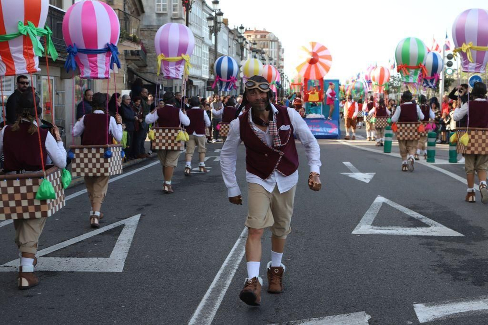 Los primeros en desfilar fueron "Os festeiros polo aire" de Bembrive con una apuesta muy colorida y mucho humor con la que ganó el concurso de Vigo y fue segunda en Baiona.