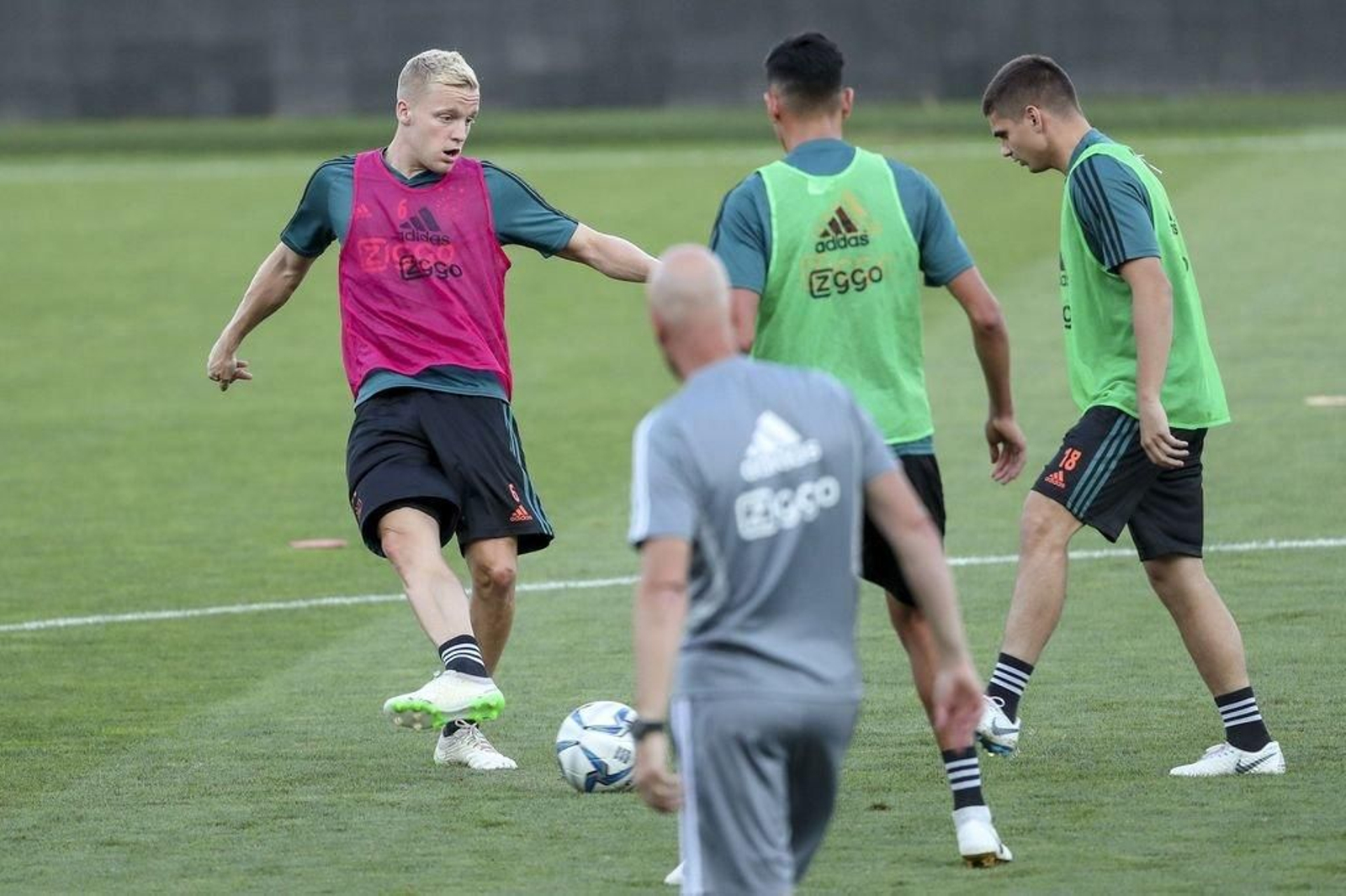 Van de Beek sigue entrenándose con normalidad en Ámsterdam.