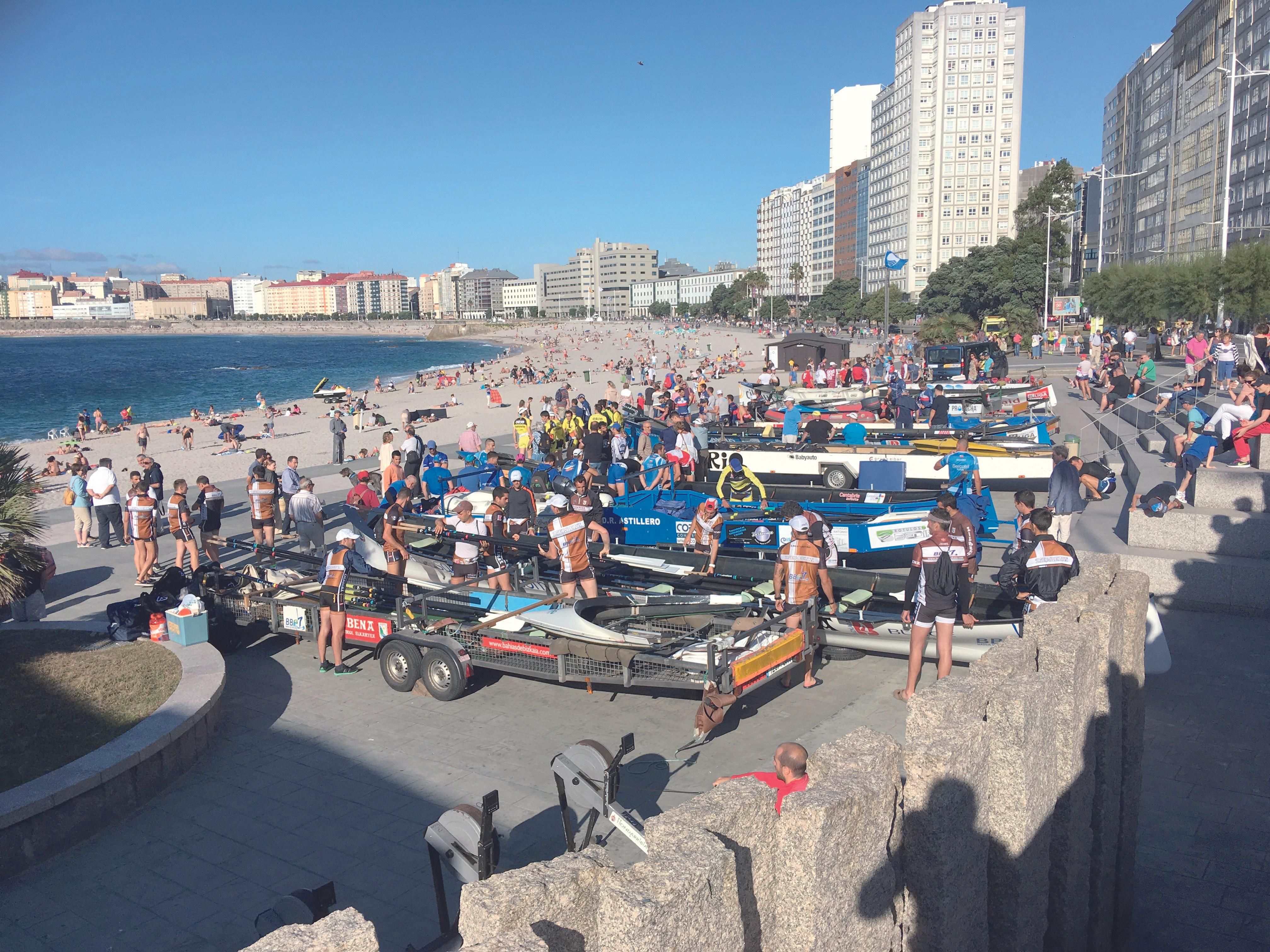 Las traineras ya se dejaron ver ayer en la playa de Riazor para los entrenamientos.