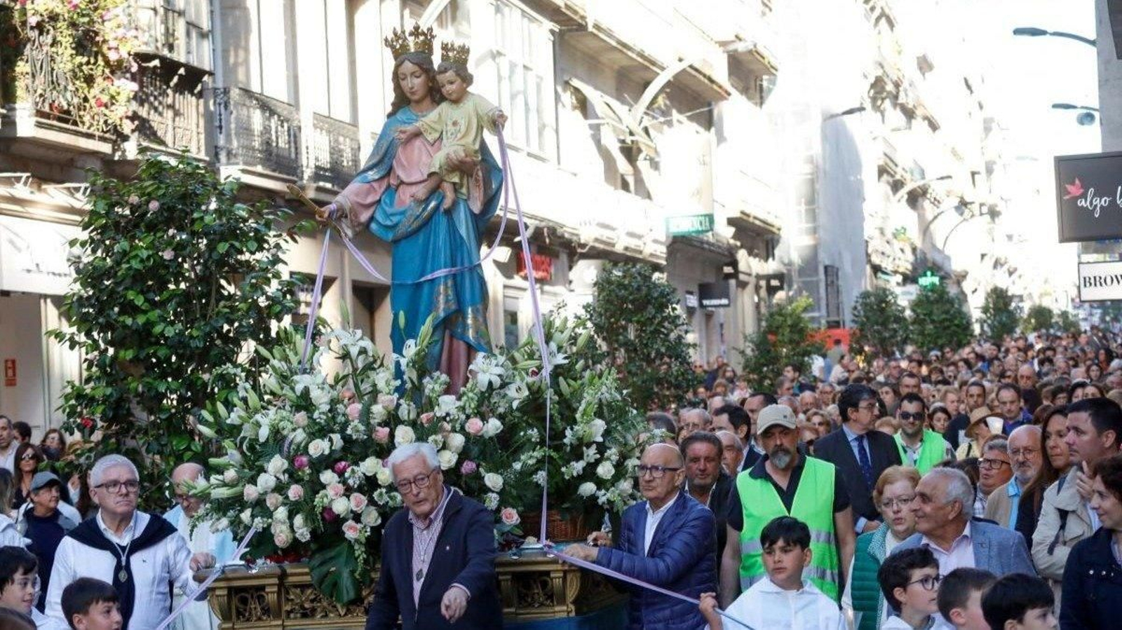 La imagen de María Auxiliadora fue sacada ayer en procesión por el centro de la ciudad.