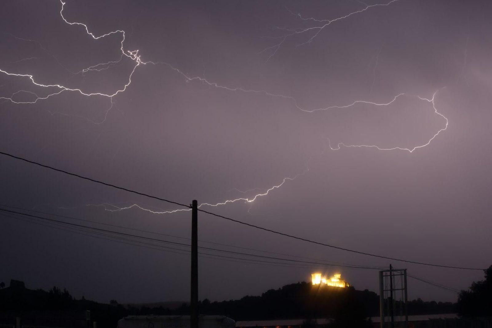 Las tormentas eléctricas iluminaron Ourense // Alberte