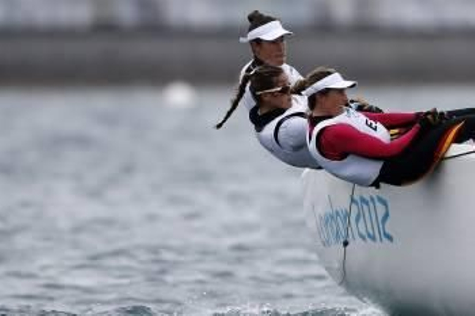 Echegoyen, Toro y Pumariega, ayer durante la competición de Match Race. (Foto: EFE)