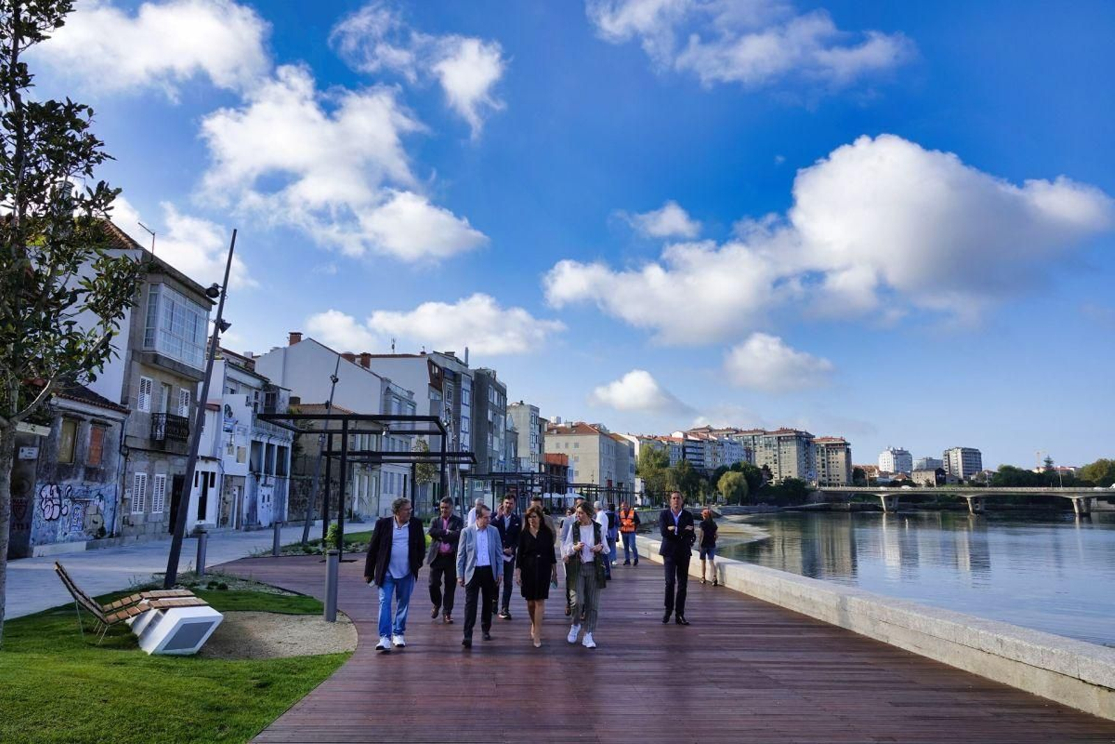 Caballero, con varios concejales, inauguró el paseo de Bouzas.