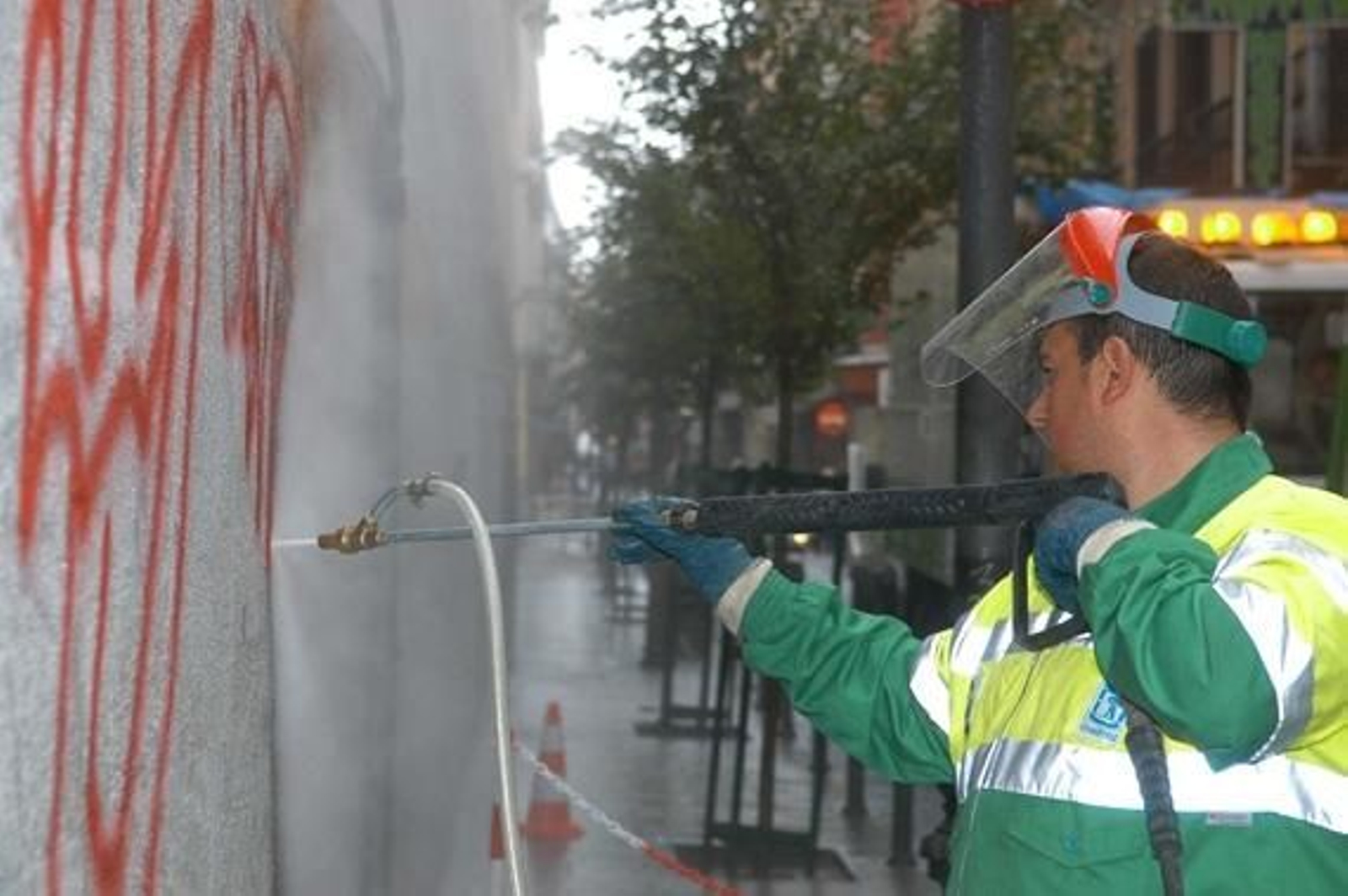 Pintadas y desperfectos en Barcelona, tras la celebración del título de Copa por el Barça.
