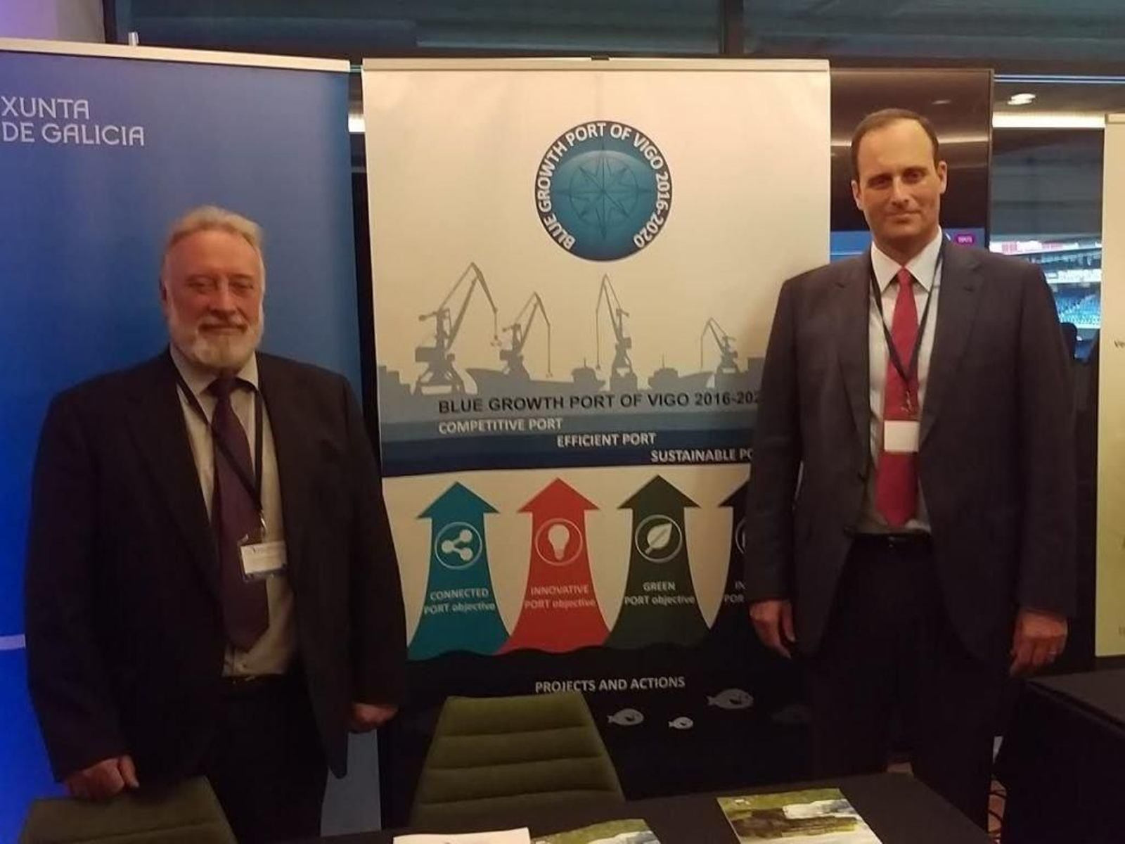 López Veiga y Carlos Botana, del Puerto de Vigo, en el stand en Dublín.