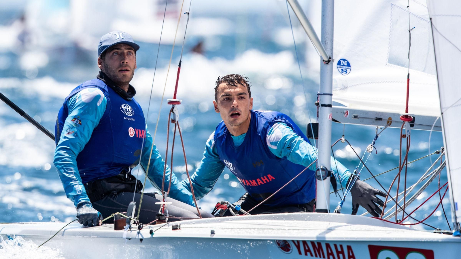 El vigués Nico Rodríguez (i), entre los premiados en la gala.