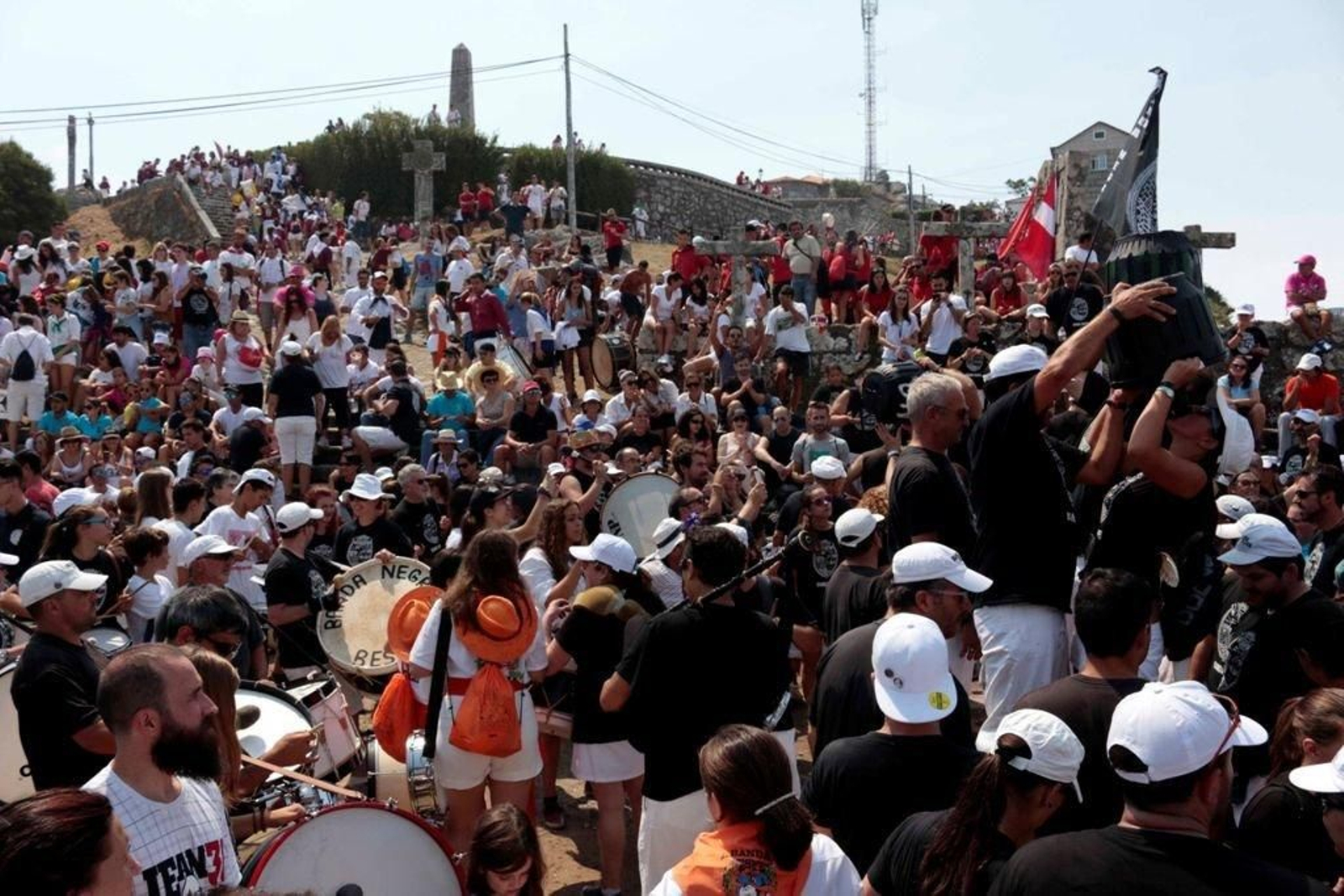 En la cumbre, la alegría se desata, con la fiesta a pleno rendimiento, con los bombos sonando y los peñistas dejándose ver.