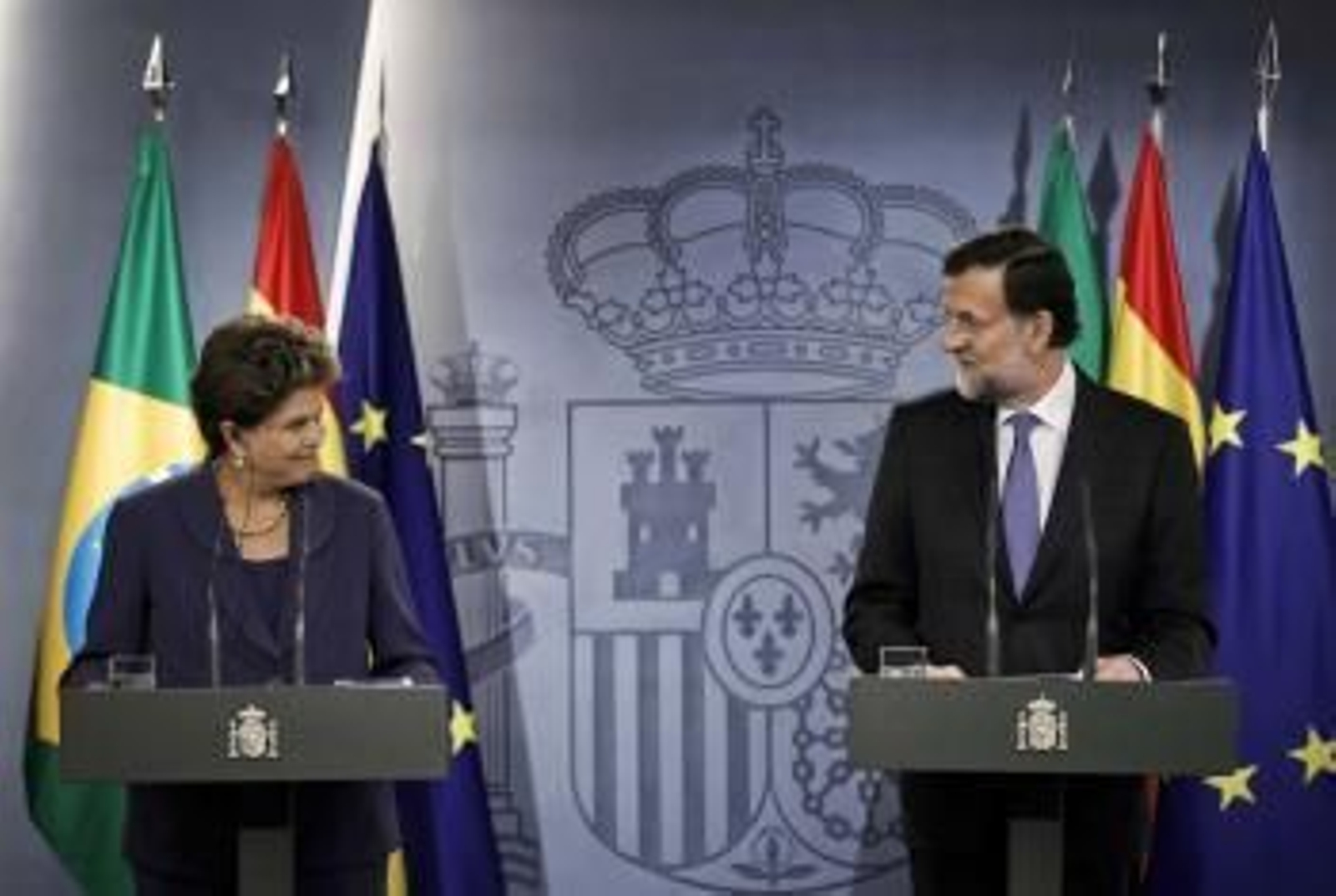 La presidenta de Brasil, Dilma Rousseff, y el presidente del Gobierno español, Mariano Rajoy, durante la rueda de prensa conjunta que han ofrecido tras el encuentro que han mantenido hoy en el Palacio de la Moncloa