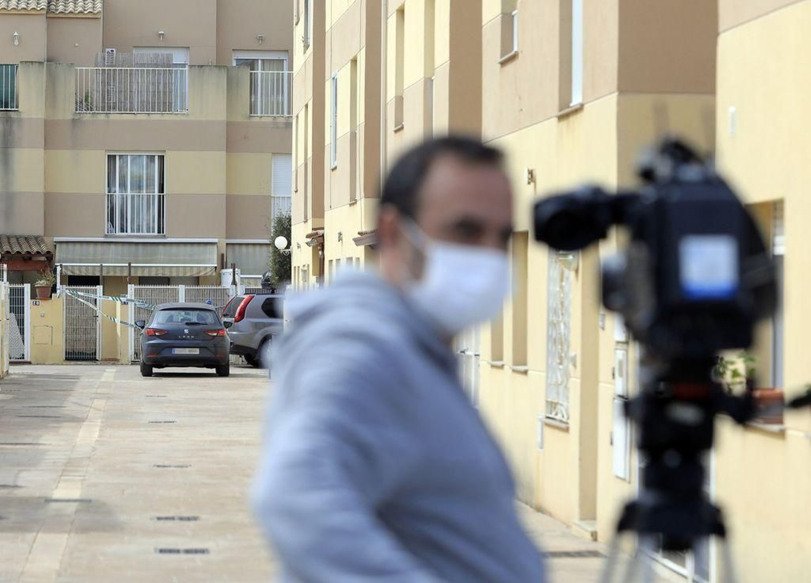 La Guardia Civil, al fondo, en el lugar donde ocurrieron los hechos en Almassora.