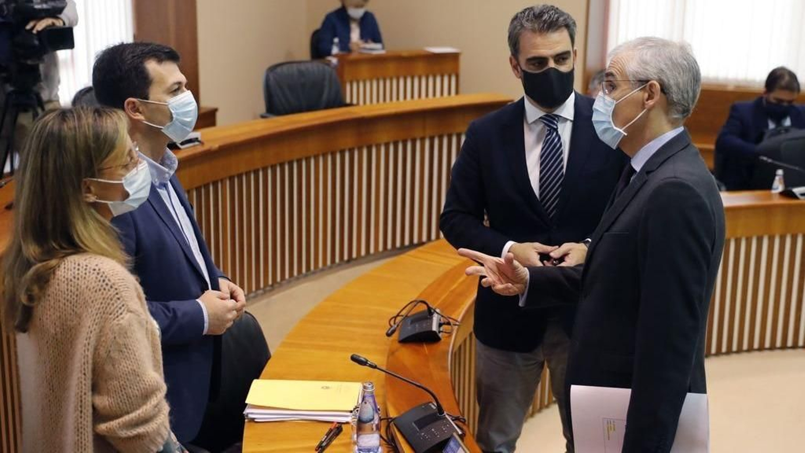 Conde conversa con Caballero, en presencia del presidente de la comisión, Diego Calvo.