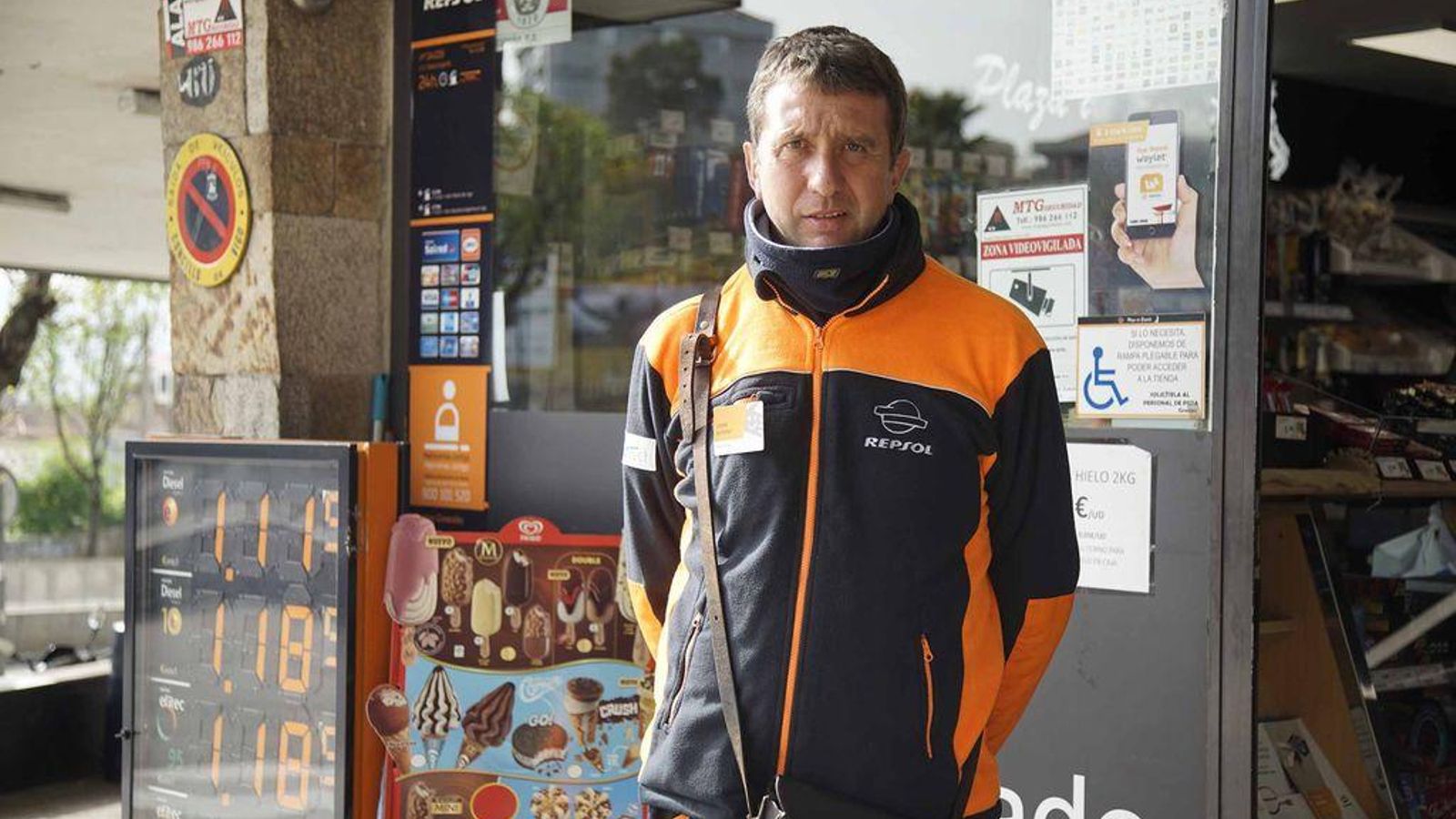 Nilo, empleado de la gasolinera Repsol de Plaza de España.