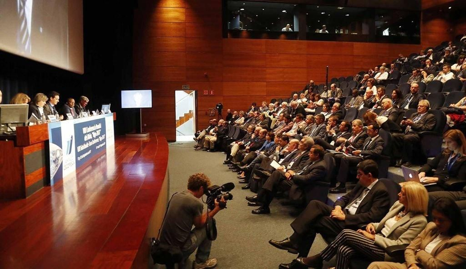 El acto fue clausurado por la conselleira do Mar, Rosa Quintana, ante una audiencia de los cinco continentes.