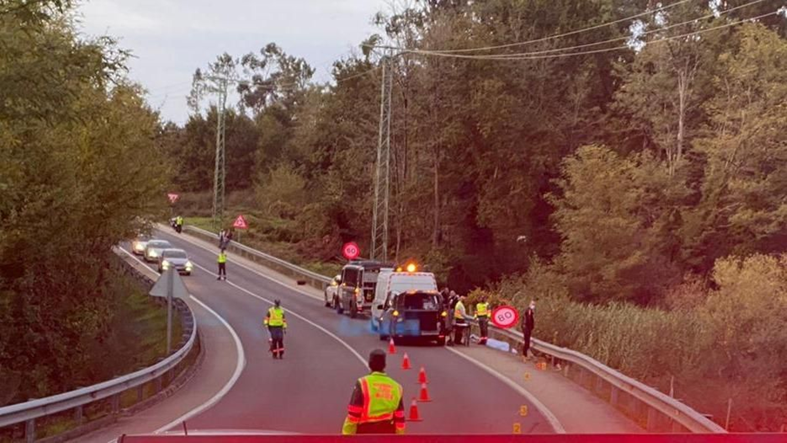 Muere un motorista al sufrir una salida de vía cuando circulaba por Salvaterra de Miño// Alberte