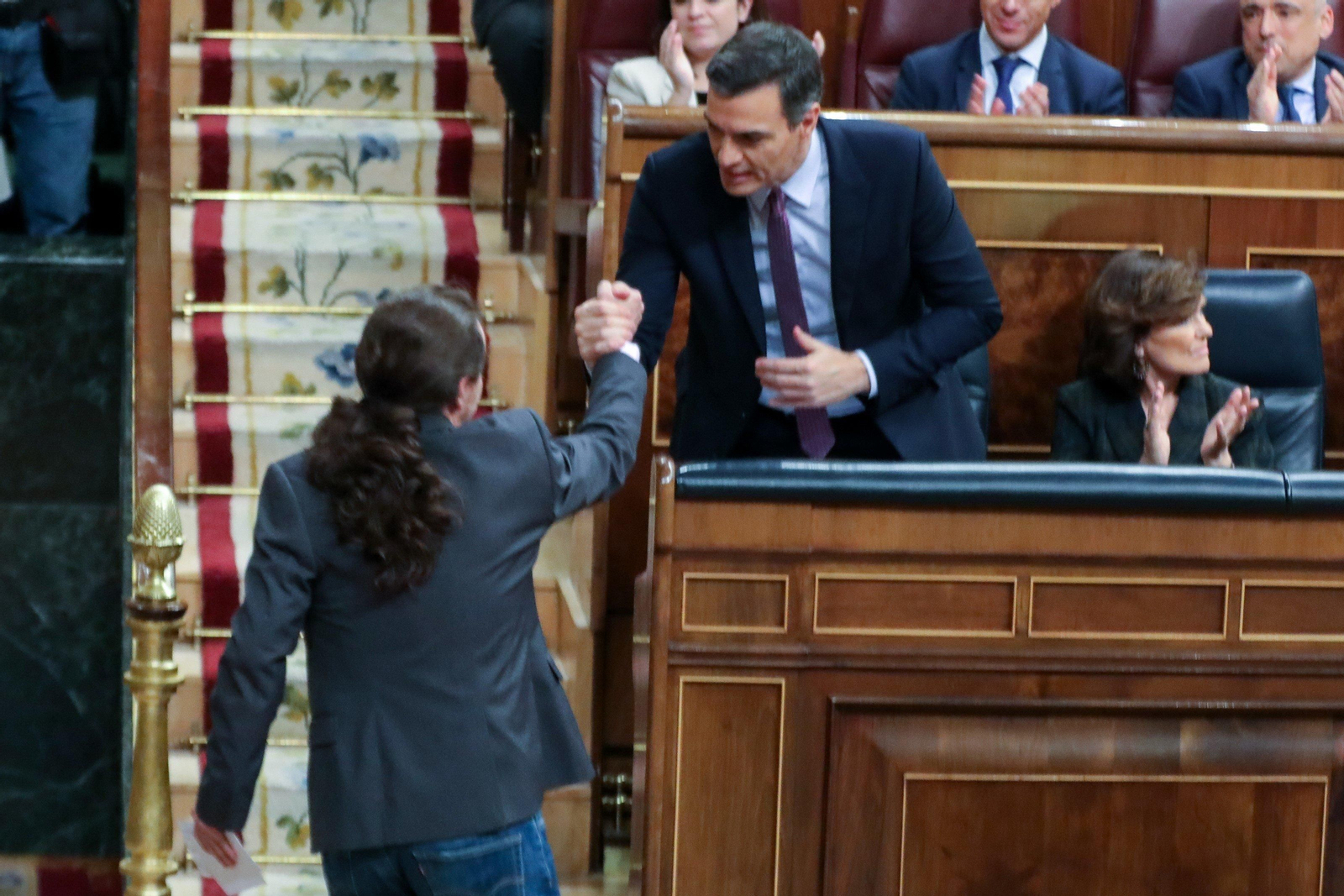 El secretario general de Podemos, Pablo Iglesias, estrecha la mano del presidente del Gobierno en funciones, Pedro Sánchez