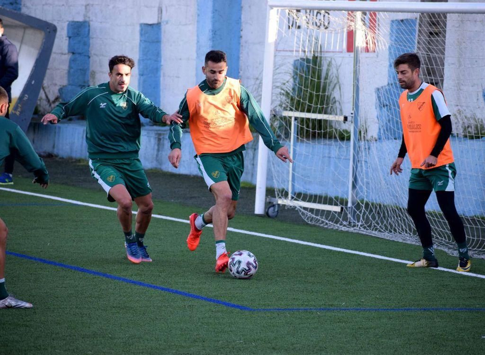 Diego Silva (c) entrenó con normalidad durante la semana y apunta al once inicial en el Coruxo.