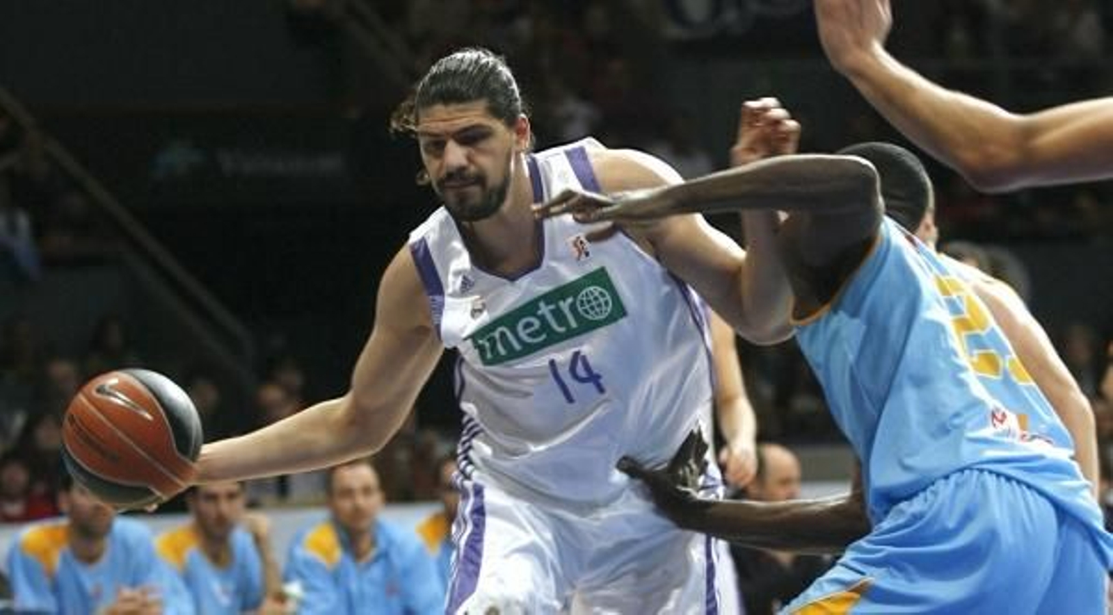 Papadopoulus trata de sobrepasar a Roe.