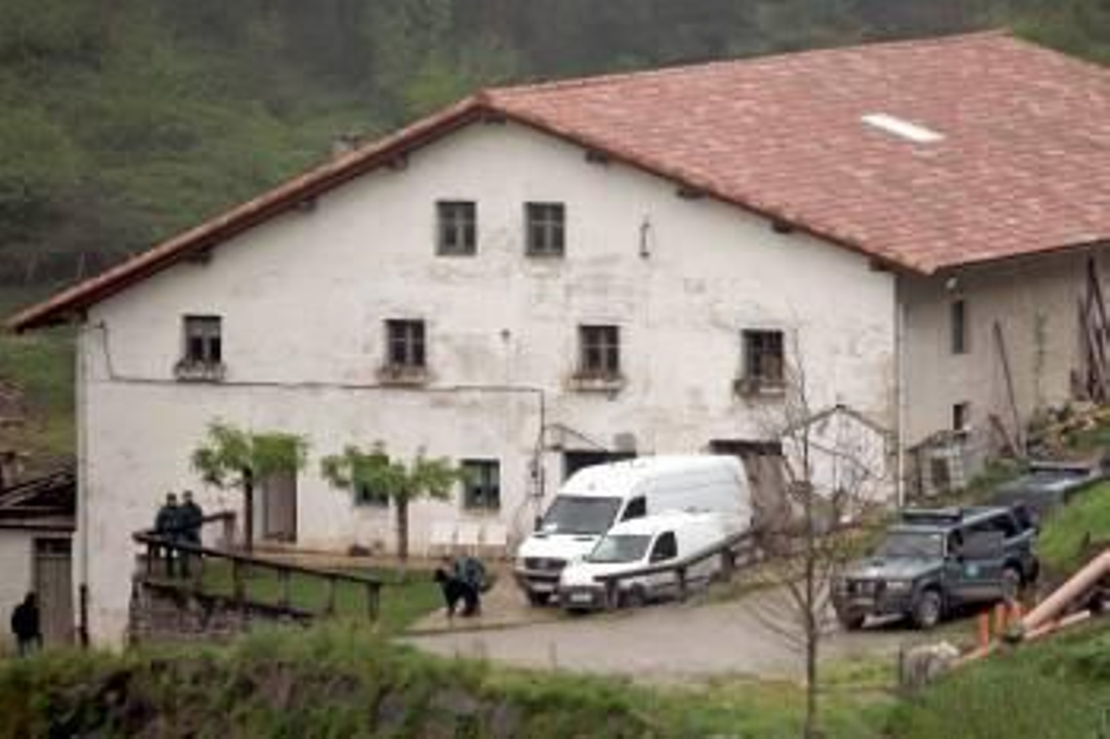 Casería donde fue localizado el almacén de explosivos de ETA. (Foto: J.E.)