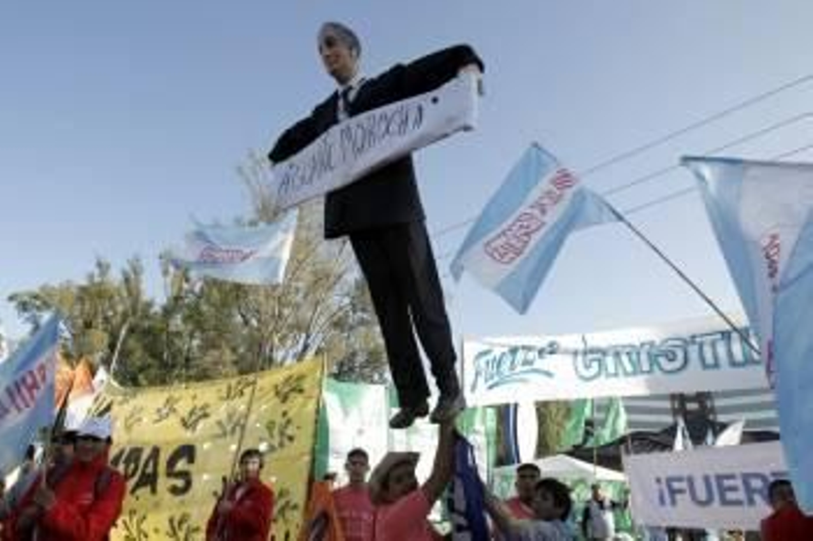 Simpatizantes de la presidenta argentina, Cristina Fernández, sostienen en señal de buenos deseos un muñeco caracterizado como el ex presidente Néstor Kirchner fuera del Hospital Austral (Foto: EFE)