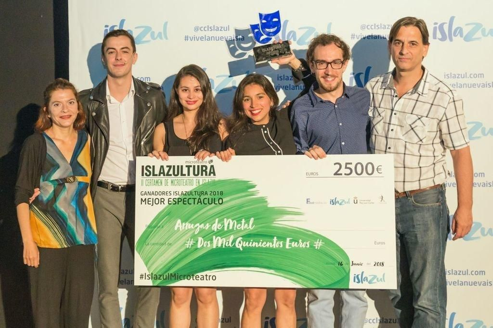 La propuesta viguesa recibiendo el primer premio de Microteatro en Isla Azul.