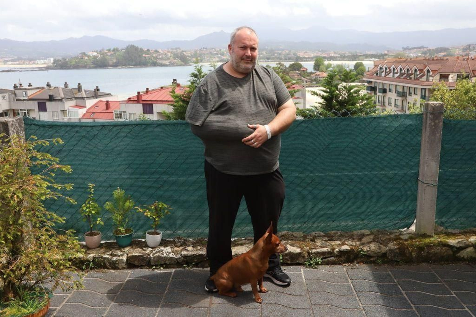 El párroco Francisco Cabaleiro en su vivienda de Baiona con un brazo en cabestrillo, ayer.