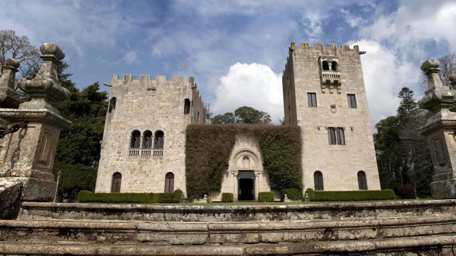 Acceso principal al pazo de Meirás, propiedad de los herederos de Franco.
