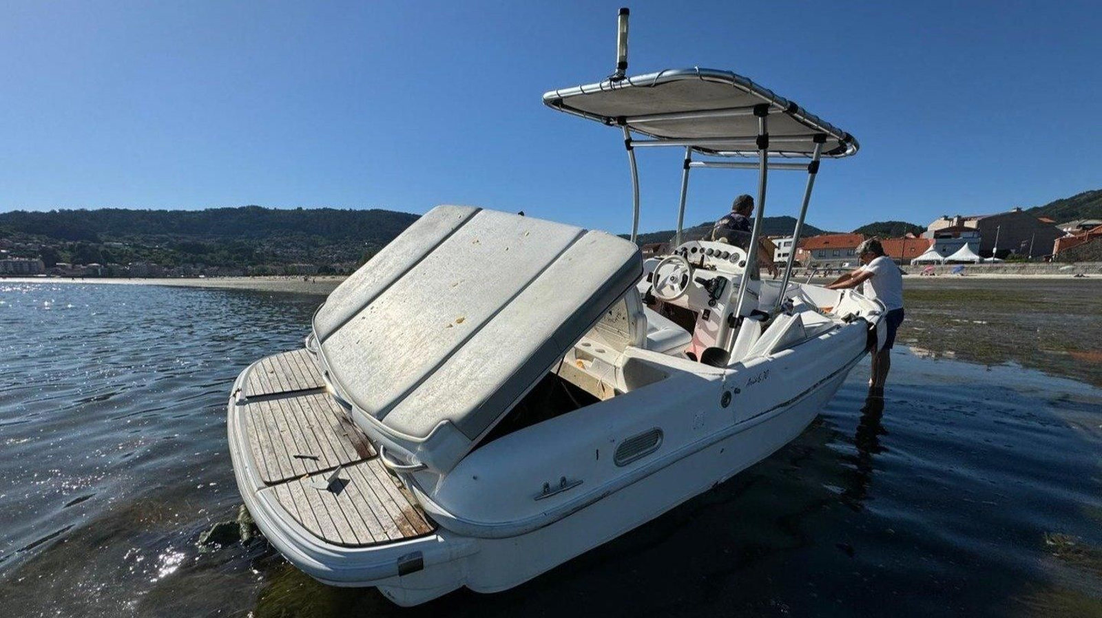 La embarcación que sufrió la explosión en Meira. // Alberte