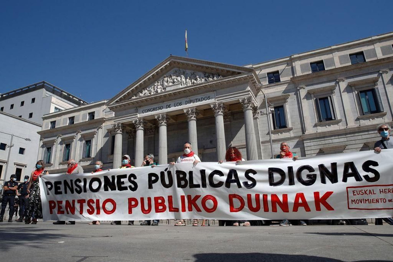 Representantes del movimiento vasco y navarro de pensionistas, delante del Congreso de los Diputados tras la reunión con la presidenta del Pacto de Toledo.