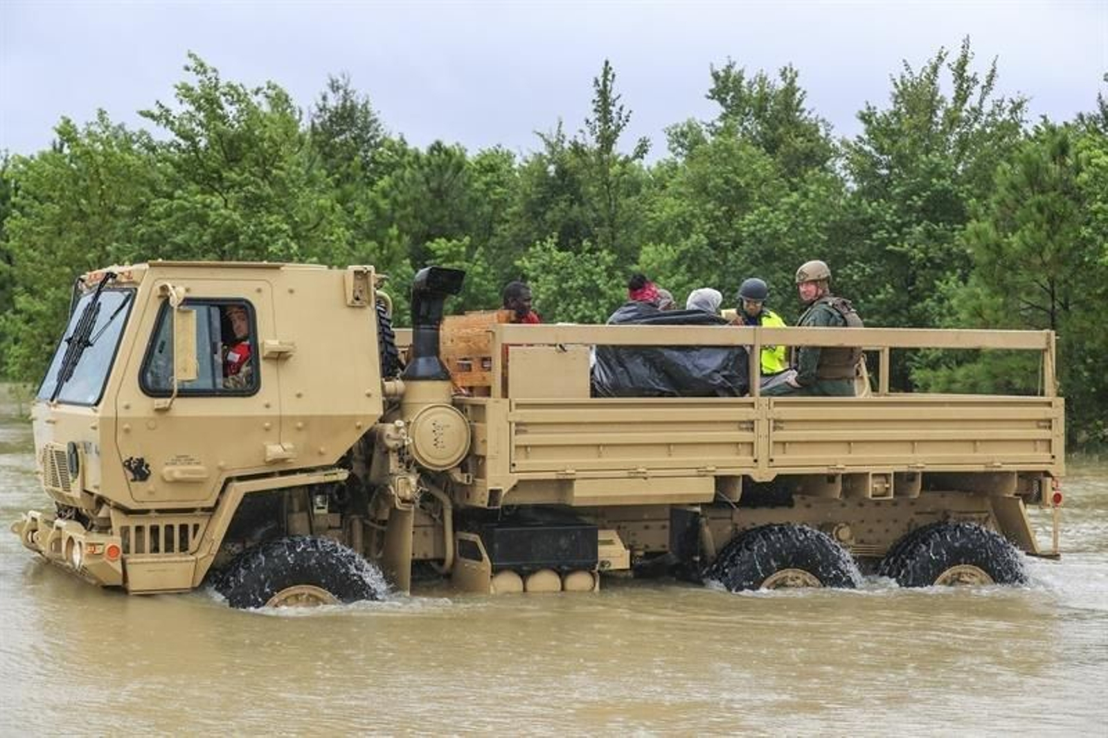 Camiones de la Guardia Nacional de Texas llevan a personas afectadas por las inundaciones