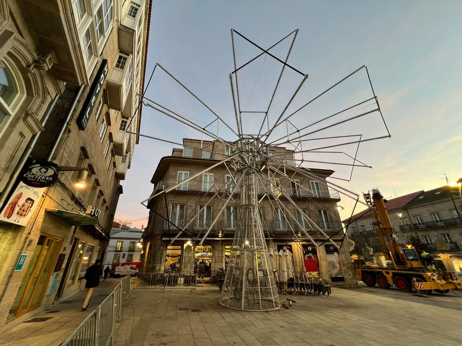 La estrella, en el suelo, antes de ser instalada.