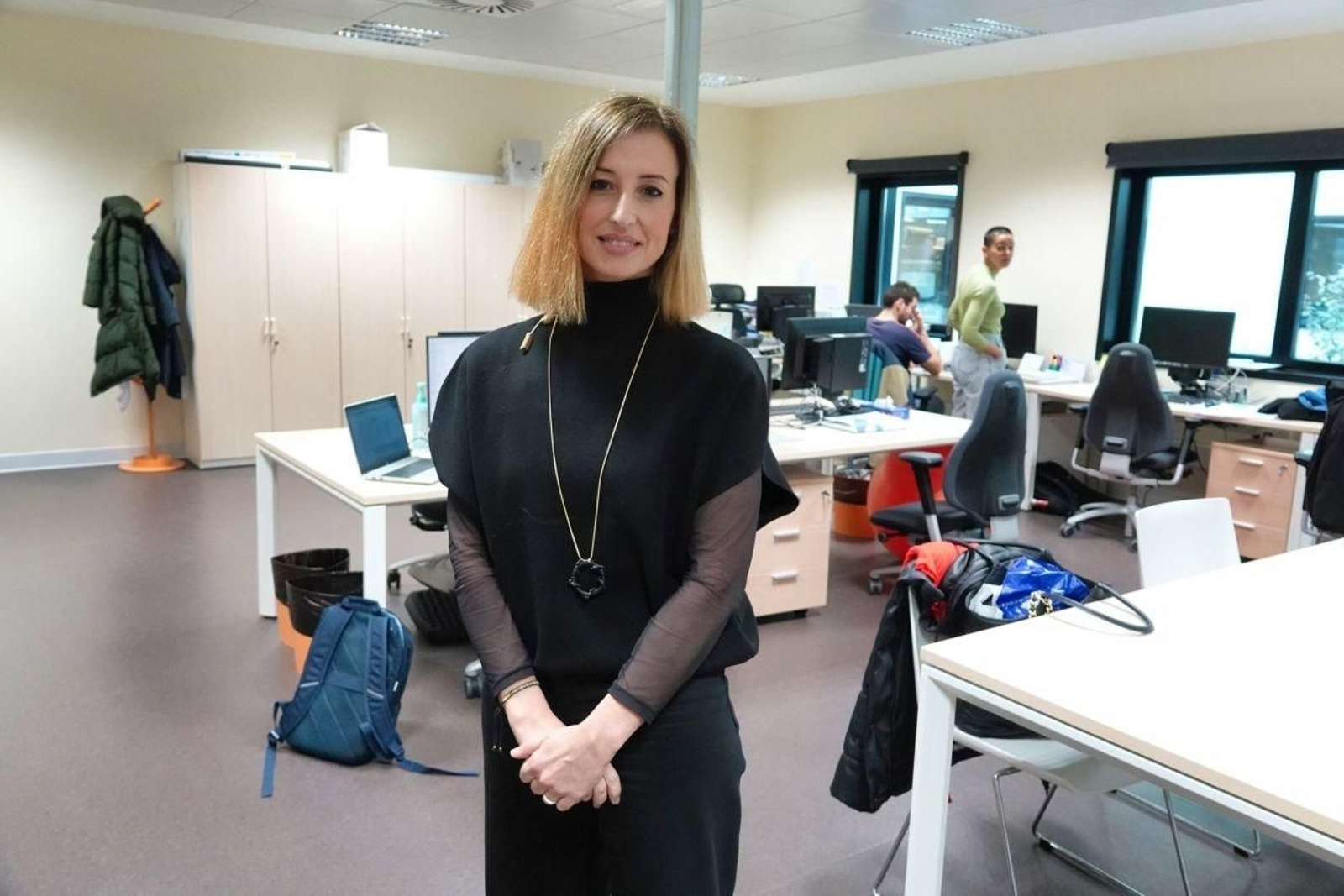 La directora del Instituto de Investigación Sanitaria Galicia Sur, Eva Poveda, en las instalaciones del Cunqueiro.