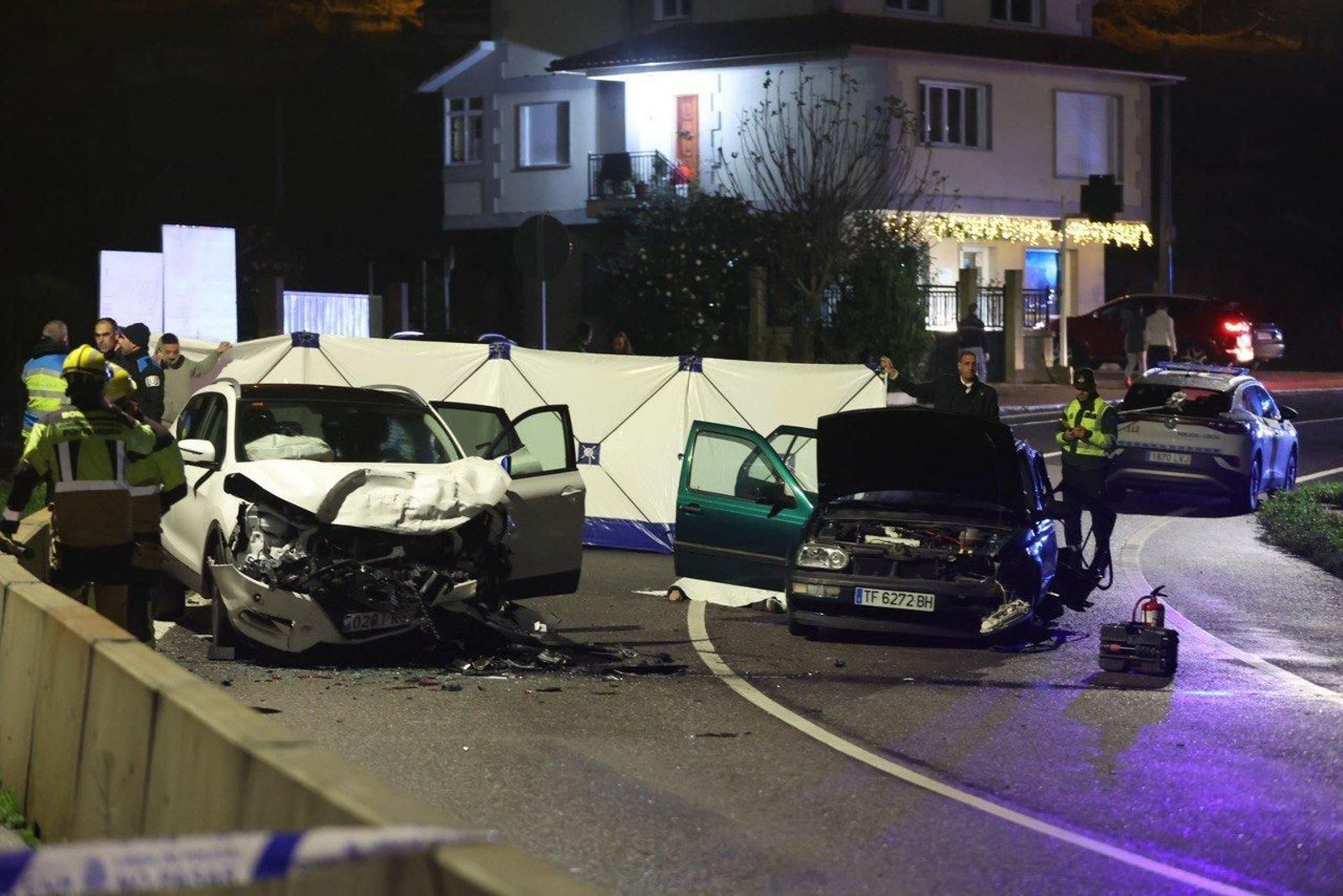 Estado en el que quedaron los dos vehículos implicados en el siniestro mortal en Marín tras colisionar. // Alberte