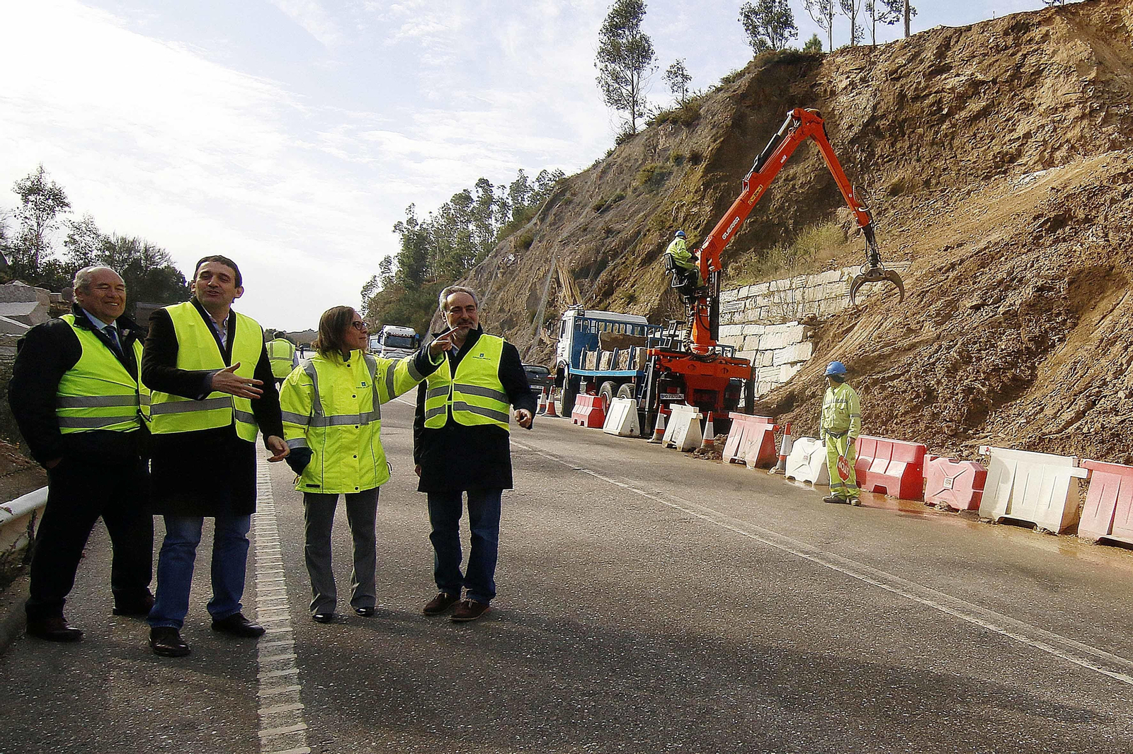 Ethel Vázquez supervisa la reparación de una carretera.