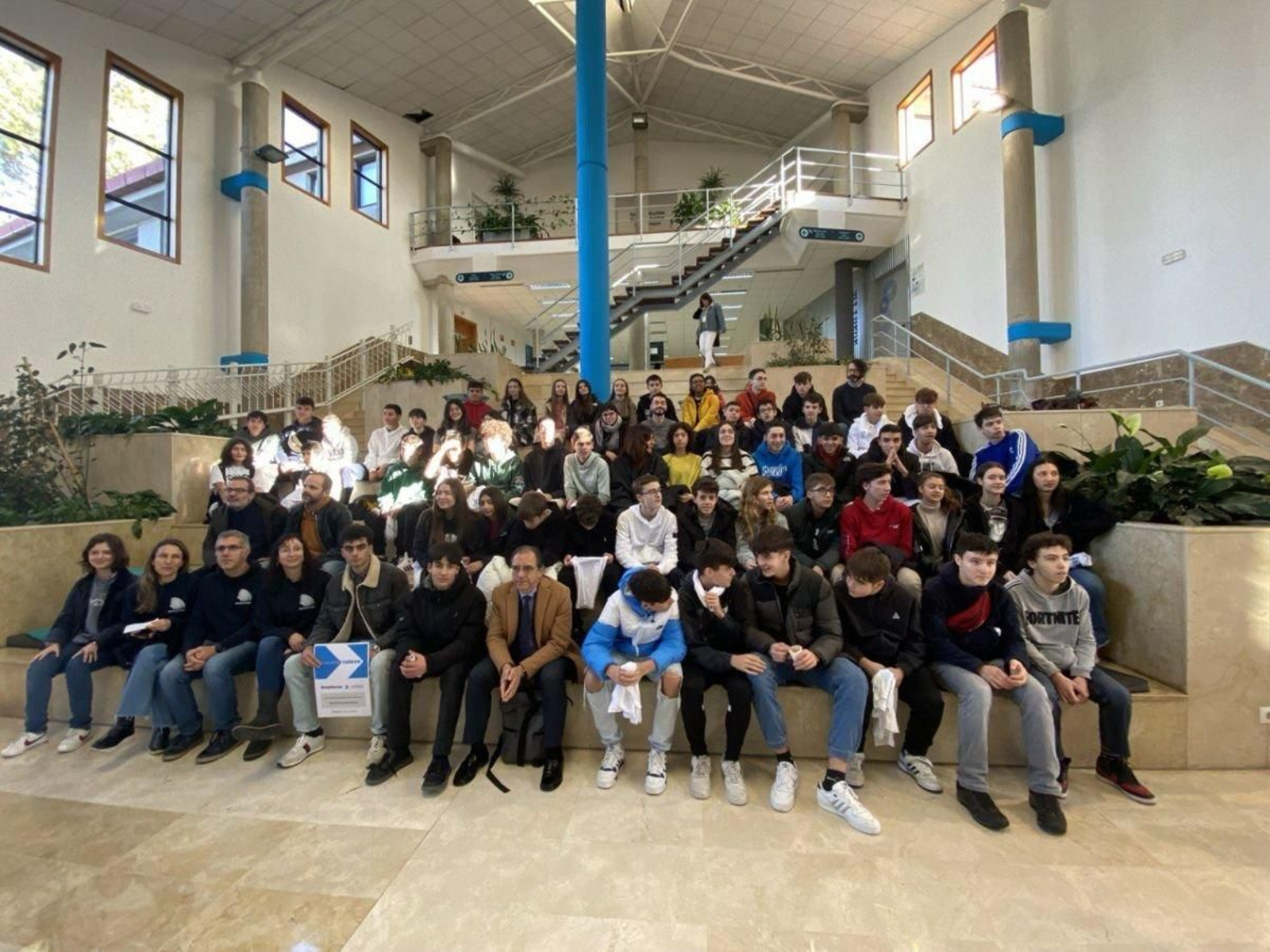 Foto de familia de alumnos y profesores que asistieron ayer a la presentación.