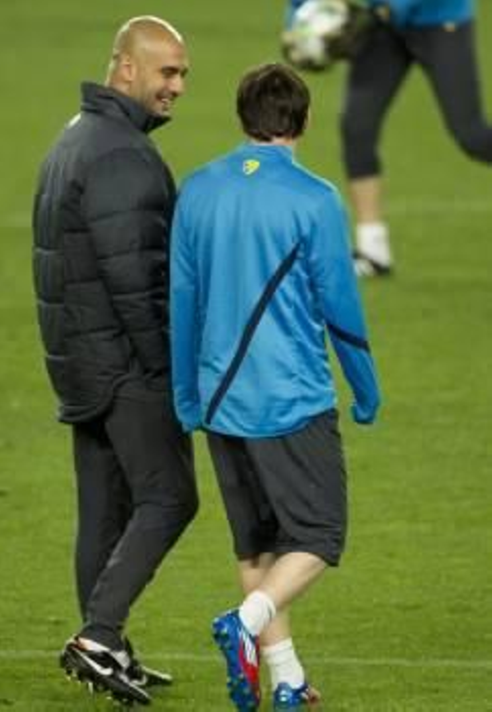 Pep Guardiola, ayer junto a Leo Messi. (Foto: A. GARCÍA)