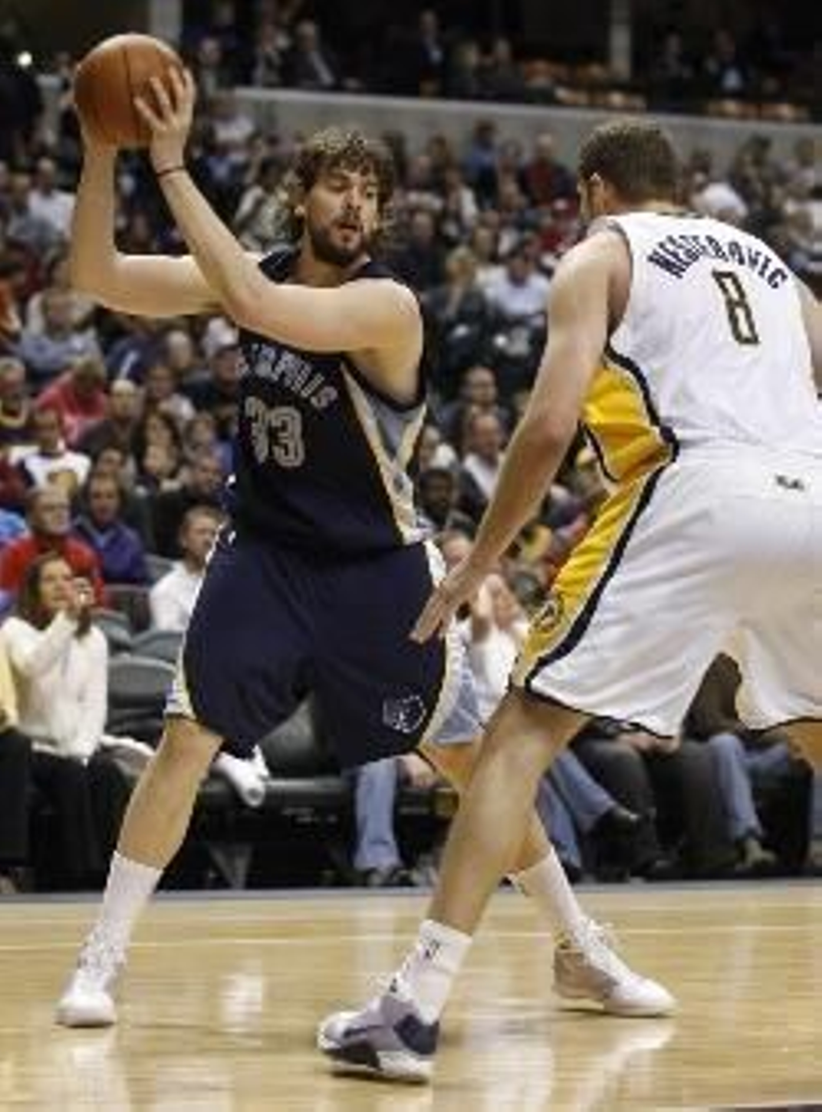 Marc Gasol intenta abrirse paso, bajo la presión de un rival.
