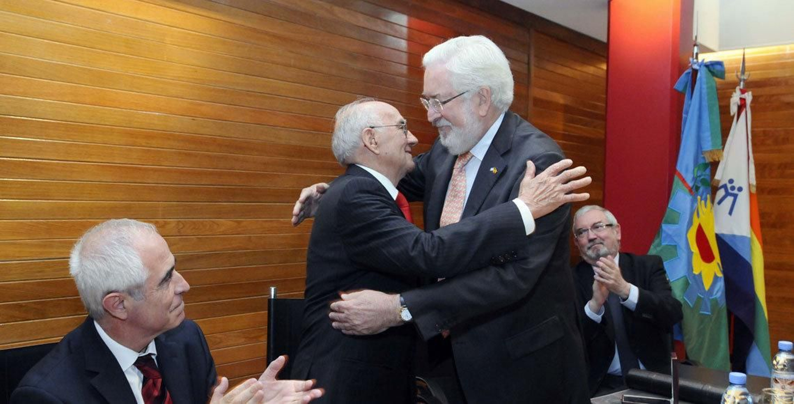 Aurelio Miras observa el abrazo entre Estanislao de Grandes y Emiliano Isla Verde.
