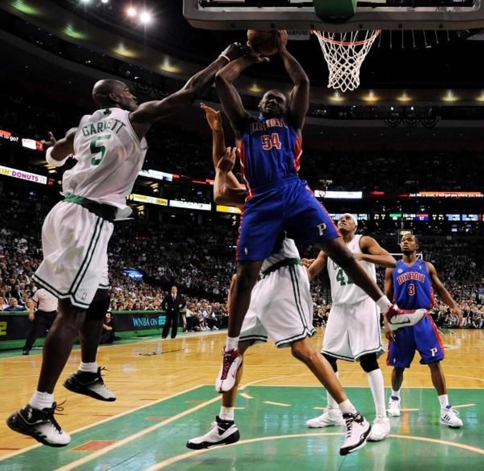 Garnett y Maxiell esperan el rebote. (Foto: Rhona Wise)